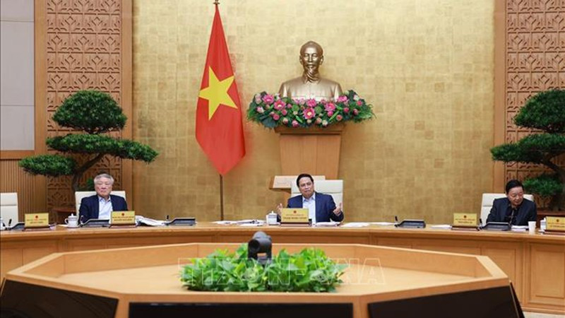 Премьер-министр Фам Минь Тьинь председательствует на заседании. Фото: ВИА