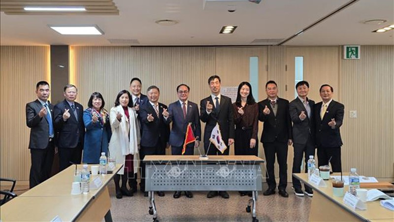 Рабочая делегация Министерства внутренних дел Вьетнама фотографируется с рабочей делегацией Министерства занятости и труда Республики Корея. Фото: ВИА