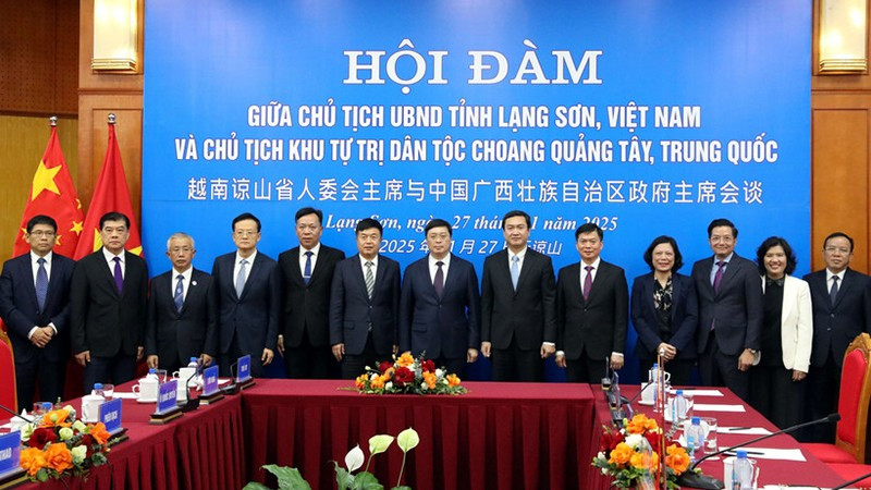 Делегации провинции Лангшон и Гуанси-Чжуанского автономного района (КНР) сфотографировались на память. Фото: ВИА