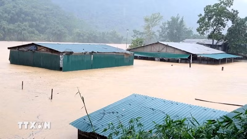 Наводнение затопило множество жилых домов на территории коммуны Чунгна, провинция Тханьхоа. (Фото: ВИА)