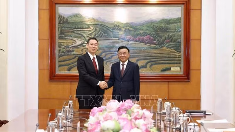 Товарищ Чан Кам Ту (справа) и товарищ Танака Ю. Фото: ВИА 