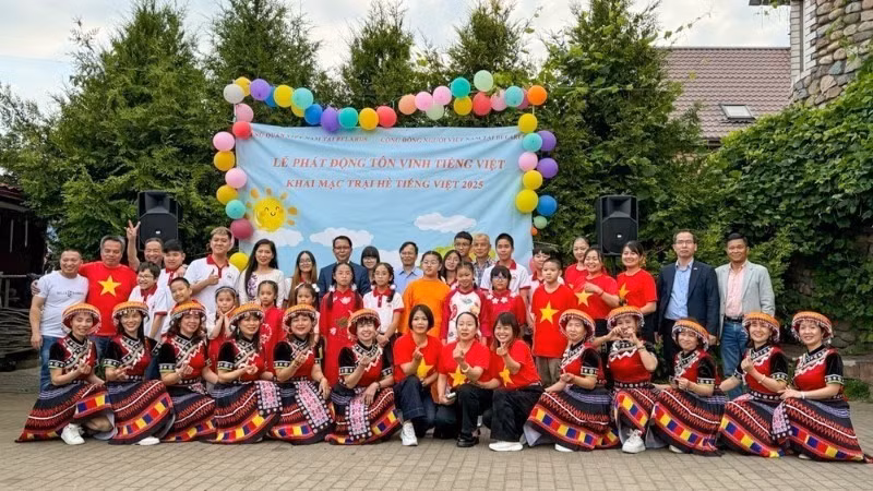 Участники Летнего лагеря вьетнамского языка 2025 года, представители Общества вьетнамцев и Посольства Вьетнама в Беларуси фотографируются на память. Фото: ВИА 