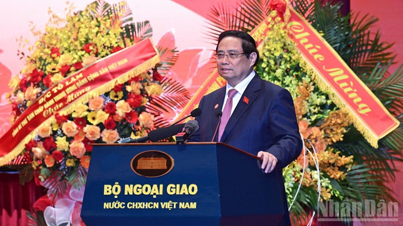 Премьер-министр Фам Минь Тьинь выступает с речью на конференции. Фото: Чан Хай