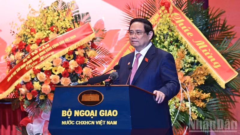 Премьер-министр Фам Минь Тьинь выступает с речью на конференции. Фото: Чан Хай