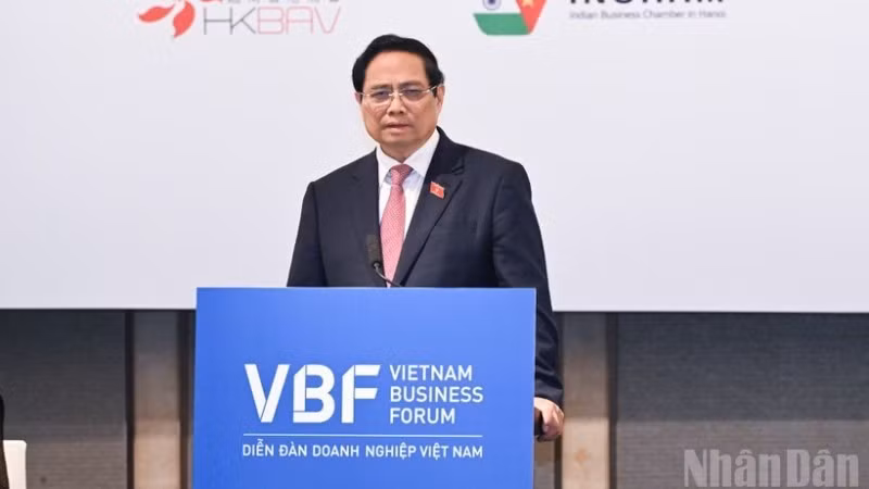 Премьер-министр Фам Минь Тьинь выступает на форуме. Фото: Чан Хай