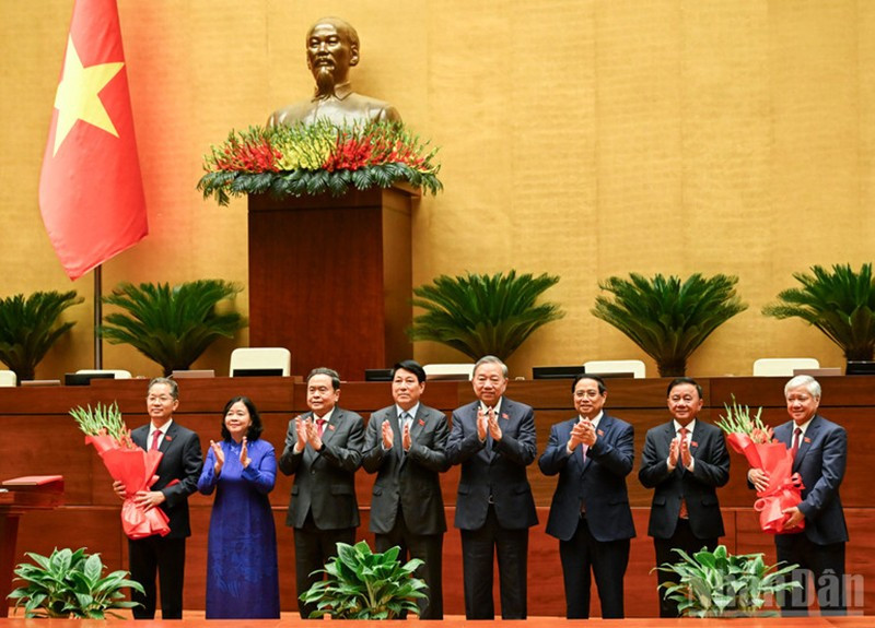 Руководители Партии и Государства вручают цветы Заместителю председателя НС До Ван Тьиену и Председателю Верховного народного суда Нгуен Ван Куангу. Фото: Зюи Линь