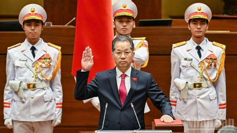 Председатель Верховного народного суда Нгуен Ван Куанг приносит присягу. Фото: Зюи Линь