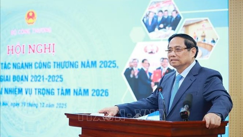 Премьер-министр Фам Минь Тьинь выступает на конференции по развертыванию ключевых задач на 2026 год отрасли промышленности и торговли. Фото: ВИА