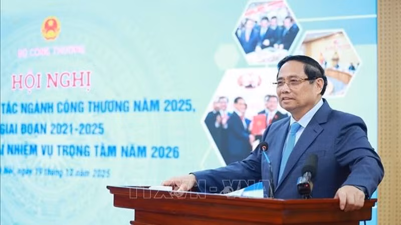 Премьер-министр Фам Минь Тьинь выступает на конференции по развертыванию ключевых задач на 2026 год отрасли промышленности и торговли. Фото: ВИА