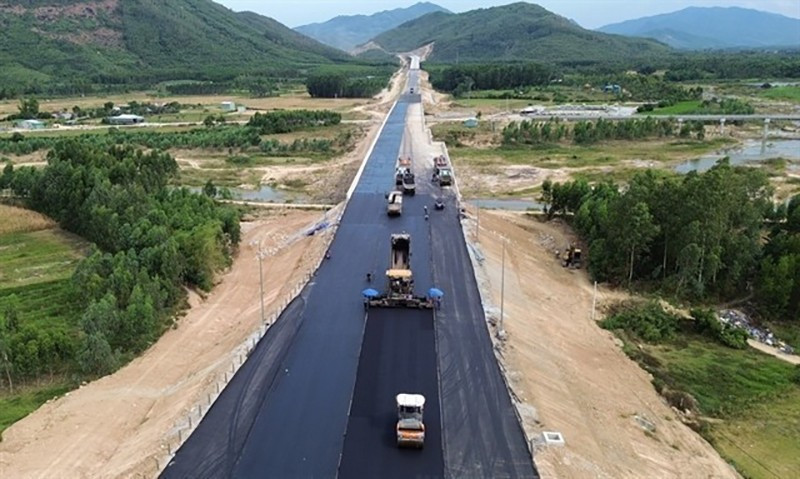 Подрядчики ведут укладку асфальта на скоростной автомагистрали Куиньон – Чи Тхань протяжённостью 61,7 км, проходящей через провинции Зялай и Даклак. Фото: ВИА