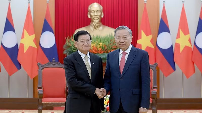 Генеральный секретарь ЦК КПВ То Лам и Генеральный секретарь ЦК НРПЛ, Президент Лаоса Тхонглун Сисулит. Фото: Данг Кхоа