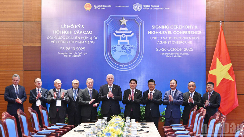 Президент Лыонг Кыонг, Генеральный прокурор России Александр Владимирович Гуцан и делегаты двух стран на приеме.