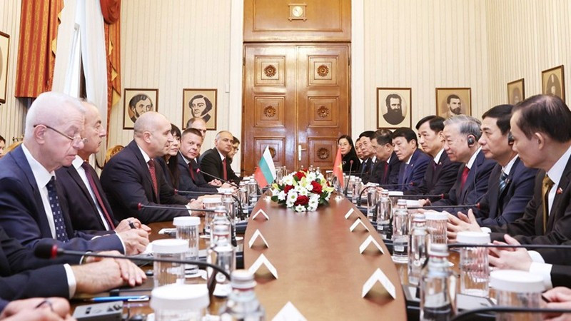 Генеральный секретарь ЦК КПВ То Лам проводит переговоры с Президентом Болгарии Руменом Радевым. Фото: ВИА