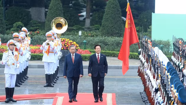 Торжественная церемония встречи Президента Республики Корея Ли Чжэ Мёна и его супруги с государственным визитом во Вьетнам