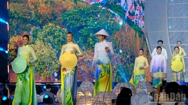 Модели демонстрируют на церемонии открытия 12-го фестиваля аозай в г. Хошимине.