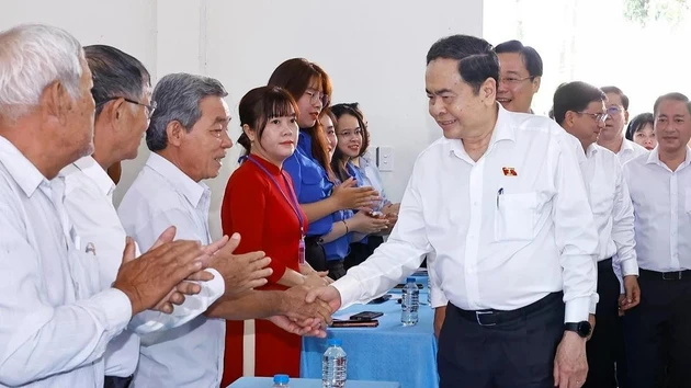 Председатель Национального собрания Чан Тхань Ман на встрече с избирателями в общине Анньонтэй.