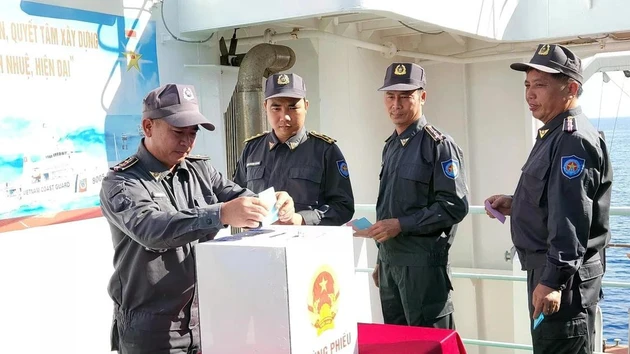 Сотрудники рыбоохранной службы отдают свои голоса в священных, суверенных водах Отечества.