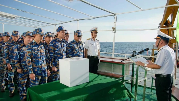 Полковник Ле Хонг Куанг, заместитель начальника политического отдела 2-го военно-морского округа, глава избирательного участка № 5, разъясняет избирателям правила голосования.
