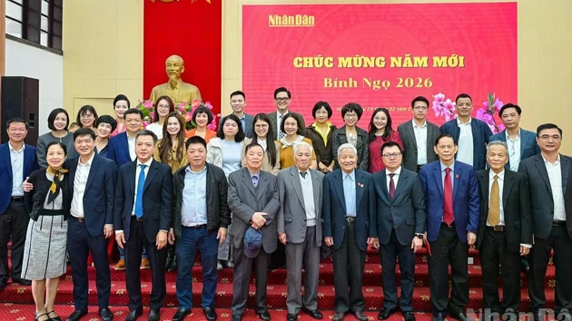 Действующие, бывшие руководители и сотрудники, корреспонденты и редакторы газеты «Нянзан» на встрече.