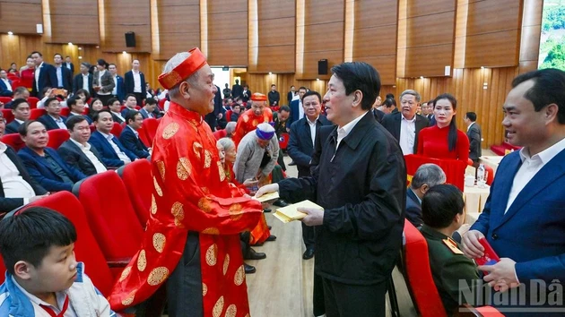 Президент Лыонг Кыонг поздравляет пожилых жителей провинции Лаокай с Новым годом.