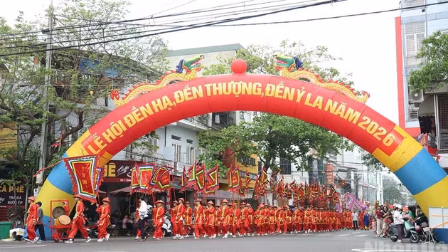Процессия с паланкином Праматери проходит по центральным улицам квартала Миньсуан.