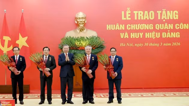Генсек ЦК КПВ То Лам вручает ордена «За военные заслуги» I степени руководителям. Фото: Данг Кхоа