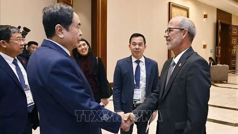 Председатель Чан Тхань Ман и Председатель Латиноамериканского парламента, Председатель Комиссии по международным отношениям НАНВ Кубы Роландо Гонсалес. Фото: ВИА