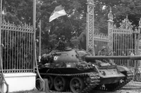 Танк 203-й бронетанковой бригады 304-й дивизии 2-го корпуса вошел во Дворец Независимости в полдень 30 апреля 1975 года. Фото: ВИА