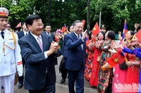 Жители Ханоя приветствуют Генерального секретаря ЦК НРПЛ, Президента Лаоса Тхонглуна Сисулита. Фото: Данг Кхоа