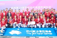 Члены вьетнамской спортивной делегации на церемонии поднятия флага. Фото: Кюи Лыонг