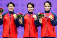 Вьетнамские спортсменки получают золотую медаль.
