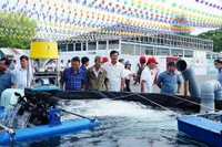 Люди и предприятия посещают модели производства на выставке. Фото: ВИА