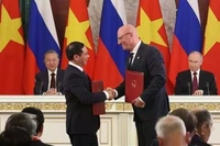 Генеральный секретарь ЦК КПВ То Лам и Президент РФ Владимир Путин во время обмена соглашениями о сотрудничестве в нефтегазовой отрасли и протоколами о деятельности совместных предприятий «Вьетсовпетро» и «Русвьетпетро» между Вице-премьером, Министром иностранных дел Вьетнама Буй Тхань Шоном и Вице-премьером РФ Дмитрием Чернышенко. Фото: ВИA