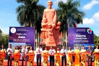 Делегаты разрезают ленту в знак открытия выставки.