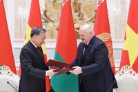Генеральный секретарь ЦК КПВ То Лам и Президент Александр Лукашенко подписывают Совместную декларацию об установлении отношений стратегического партнёрства между Вьетнамом и Беларусью. Фото: ВИА