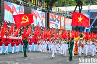 Парад в честь 50-летия полного освобождения Южного Вьетнама и воссоединения страны