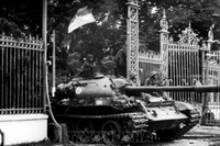 Танк освободительной армии входит во Дворец Независимости, 30 апреля 1975 г. Фото: ВИА