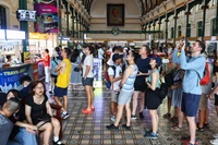 Международные туристы посещают почту города Хошимина. Фото: vnexpress.net