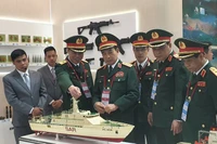 Вьетнамская делегация посещает павильоны на «АРМИЯ-2023».