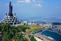 Буддийская статуя на горе Баден. Фото: vnexpress.net