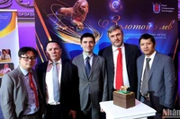 Директор фонда «Традиции и дружба» Нгуен Куок Хунг (первый справа). Фото: Тхань Тхэ