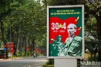 Улицы Ханоя украшены по случаю Дня полного освобождения Южного Вьетнама и воссоединения страны