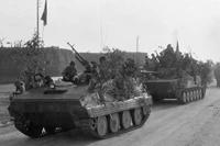 Танковые и бронированные силы северо-восточного фланга освободительной армии пересекли шоссе Биенхоа и продвинулись прямо на Сайгон после нападения и уничтожения оборонительной группировки Биенхоа. Фото: ВИА