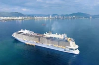 Круизный лайнер Spectrum of the Seas в бухте Нячанга. Фото: Национальное управление по туризму Вьетнама