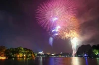 Высотный фейерверк на озере Хоанкием. Фото: ВИA