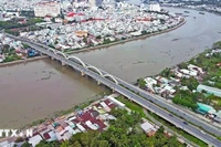 Мост Куангчунг у южных ворот города служит катализатором экономического роста и привлечения инвестиций. Фото: ВИA