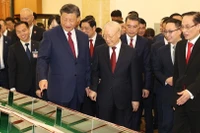 Генеральный секретарь ЦК КПВ Нгуен Фу Чонг и Генеральный секретарь ЦК КПК, Председатель КНР Си Цзиньпин изучают подписанные документы о сотрудничестве. Фото: ВИА