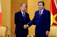 Председатель НС Чан Тхань Ман и Председатель Никаи Тосихиро и бывшего Премьер-министра Японии Кисиду Фумио. Фото: ВИА