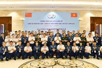 Молодые офицеры Сил береговой охраны Вьетнама и Китая. Фото: qdnd.vn