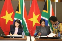 Замминистра иностранных дел Вьетнама Нгуен Минь Ханг и Замминистра международных отношений и сотрудничества ЮАР Анна Танди Морака. Фото: ВИА